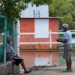 El agua del mar inunda la comunidad El Faro en Guayanilla