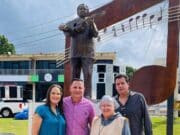 Develan monumento en honor al cuatrista ‘Maso’ Rivera