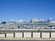 Llegan decenas de personas a tomar fotos al ‘Icon of the Seas’