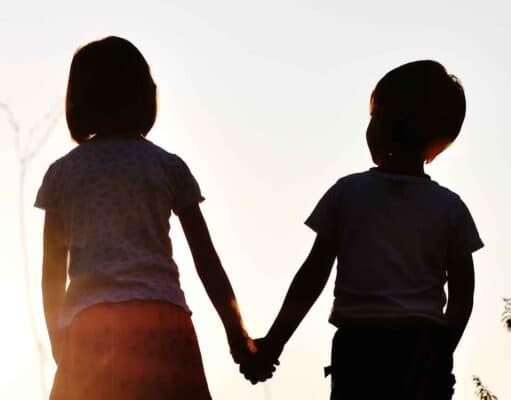 Padres se manifiestan frente al Departamento de la Familia para exigir la Ley 70