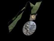 Ganador del ‘salto del siglo’ vende su medalla de oro en $441,000