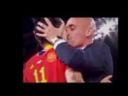 Controversia en el fútbol por un beso no consentido