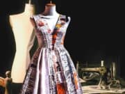 Exposición de moda con material reciclado