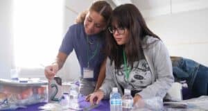 DE otorga becas de $3,000 a 26 estudiantes para viajar a feria de ciencias