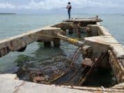 Alcalde se defiende de críticas por demora en reconstrucción de muelle de los pescadores