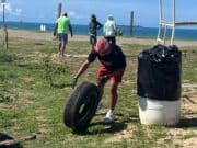 Cientos de libras de basura recogidas en playas de Ponce como parte del Día del Planeta