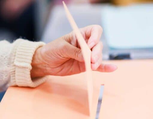 Escasea la mujer en la política sureña