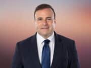 Elmer Román presenta propuesta en busca de fondos federales