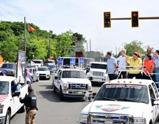 Jenniffer González recorre Bayamón y desmiente que tenga intención de privatizar la AEP