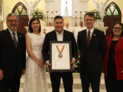 USC otorga Medalla de reconocimiento a Raymond Arrieta