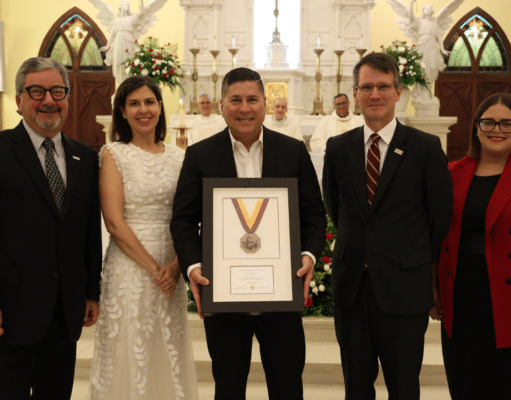 USC otorga Medalla de reconocimiento a Raymond Arrieta