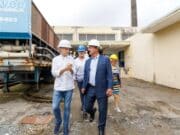 Gobernador inspecciona trabajos de remodelación en hospital HURRA