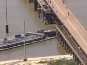 Otra embarcación choca contra un puente y causa derrame petrolero en Estados Unidos