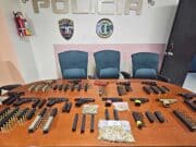 Policía ocupa 13 armas, 818 municiones y drogas en un negocio