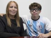 Madre con medalla de oro por tesón para su hijo