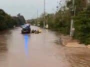 Rescatan a dos personas atrapadas en su auto al intentar cruzar vía inundada