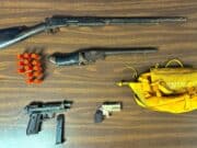 Arrestan a 5 personas tras allanamientos en Cataño