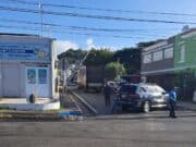 Camión dobla poste con tendido eléctrico en Coamo