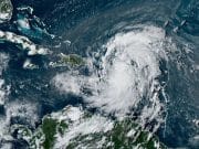 Tormenta Ernesto se fortalece y podría convertirse en huracán esta noche