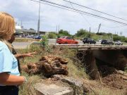 Alcaldesa de Ponce inspecciona vías y puentes ante la espera de aguaceros y viento