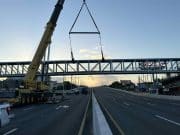 Instalan puente peatonal en tiempo récord
