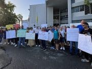 Estudiantes, padres y maestros se manifiestan por calor excesivo en escuela de Vega Baja