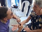 Víctor Manuelle coloca el primer brazalete localizador de paciente con Alzheimer