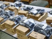 Anuncian distribución de radios de comunicación en escuelas para reforzar seguridad