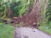 Deslizamiento obstruye una vía de rodaje en Peñuelas