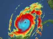 Huracán Milton se acerca a Florida: se debilita un poco pero crece en tamaño