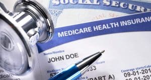 Gobernadora escribe a Salud federal para pedir cambios en tarifas de Medicare Advantage