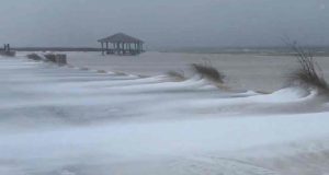 Tormenta invernal azota a Estados Unidos y deja al menos 10 muertos; miles de vuelos afectados