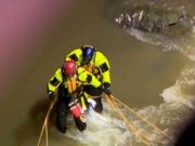 Rescatan a pareja de turistas atrapada por la crecida del río Sabana en Naguabo