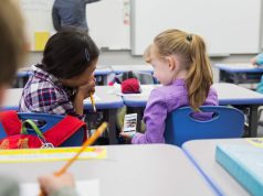 Gobernadora firma ley que prohíbe el uso de celulares en escuelas públicas hasta octavo grado