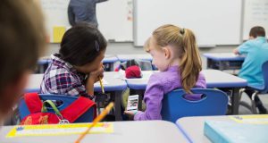 Gobernadora firma ley que prohíbe el uso de celulares en escuelas públicas hasta octavo grado