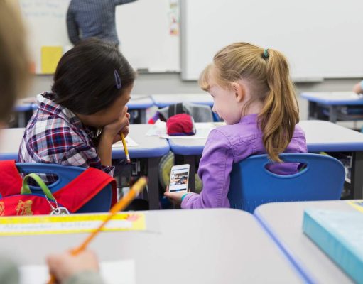 Gobernadora firma ley que prohíbe el uso de celulares en escuelas públicas hasta octavo grado