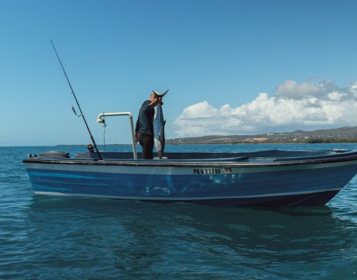 Agricultura firma acuerdo con pescadores de La Parguera para administrar la Villa Pesquera