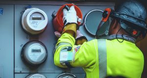 Gobernadora convierte en ley eliminación de cargos de interconexión a pequeños sistemas solares