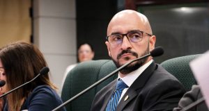 Policía exhorta a reconocer o querellarse contra agentes