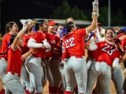 Taínas de UAGM están a un partido del campeonato de sóftbol