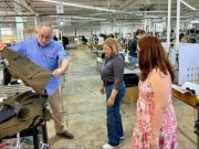 Alcaldesa de Morovis anuncia expansión de fábrica de uniformes militares