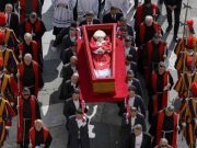 Multitudes despiden al papa Francisco mientras se prepara el cónclave para su sucesión