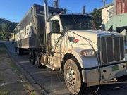 Camión tumba postes eléctricos en Mayagüez y deja comunidad sin luz ni teléfono