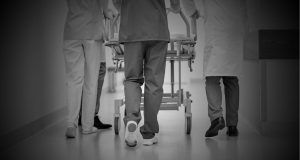 Salud ordena investigar alegada falta de cama en cuatro hospitales