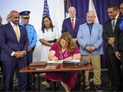 Gobernadora firma Ley de la Policía y la separa del Departamento de Seguridad Pública