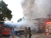 Investigan causas de fuego ocurrido en ferretería en Ponce