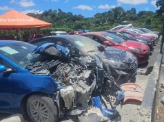 Conductora choca una docena de auto en concesionario