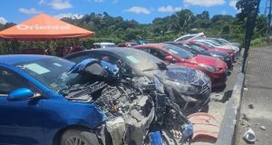 Conductora choca una docena de auto en concesionario