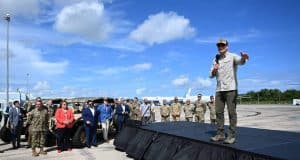 Gobernadora recibe al secretario de Guerra Pete Hegseth