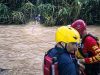 Rescatan a tres personas arrastradas por golpe de agua en Sabana Grande